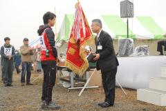 全日本学生グライダー競技選手権大会開会式熊谷市長杯返還の様子