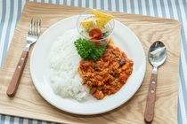 ヨーグルト入りチリコンカンカレーとヨーグルトサラダ