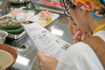 赤だしみその説明を読む参加者
