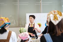 料理の説明をする牧野さん