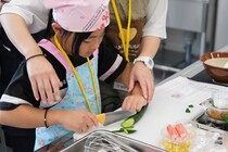 きゅうりを切る親子