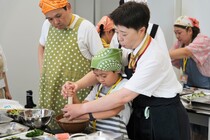 ごまをする親子