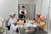 完成した料理を堪能する参加者