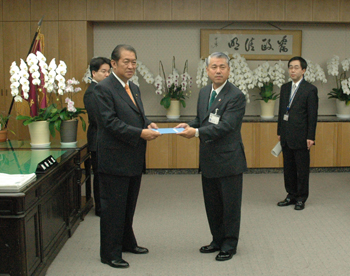鳩山総務大臣に「特例市の指定に係る申出書」を手渡す富岡市長の写真