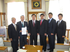 同意書をいただく富岡市長の写真