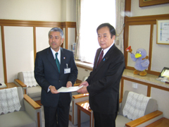 上田埼玉県知事から同意書を受け取る富岡市長の写真