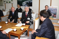 知事と懇談する富岡市長と松本議長の写真