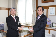 要望書を上田知事に手渡す富岡市長の写真