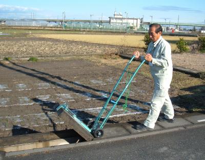 側溝蓋上げ機を使用している様子