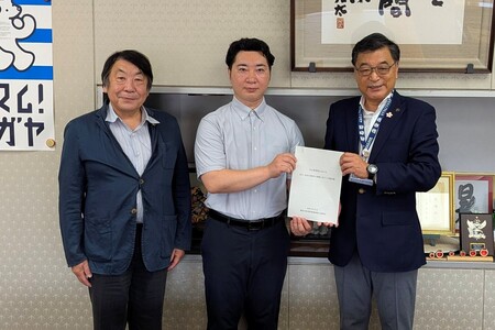 小林市長へ提言書を提出する藤高委員長と権田委員