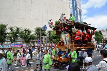 熊谷八坂神社祭礼行事（熊谷うちわ祭）にて巡行する彌生町屋台