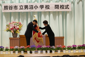 校長から市長へ校旗返納