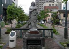 戦災者慰霊の女神像の写真