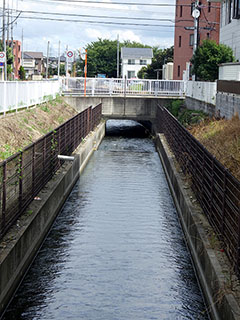 奈良堰用水と市右衛門橋の写真