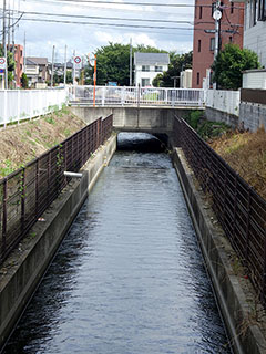 奈良堰用水と市右衛門橋の写真