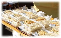 陳列されているうどんとてんぷらセットのパック