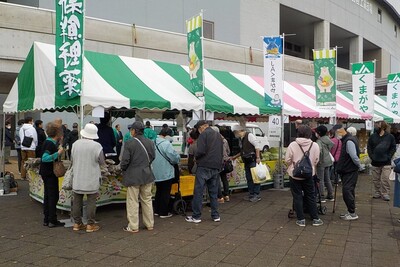 産業祭JAくまがやの新鮮野菜にたくさんの人が群がっている様子。