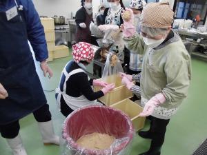 味噌玉を叩きつける