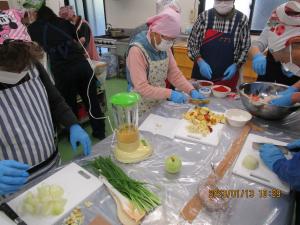 ミキサーに混ぜる野菜をきる