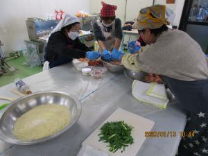 千切り野菜の水を絞る