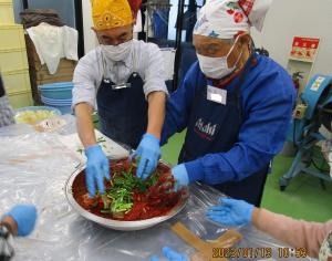 白菜に塗るキムチのもとをまぜまぜ