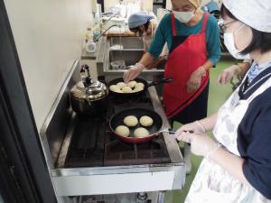 おやきに焼き色を付けている