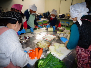 千切り野菜を切る