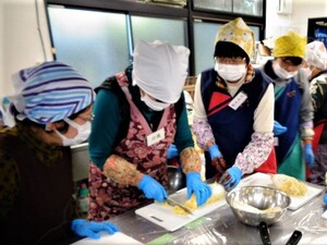 千切り野菜の水を絞る