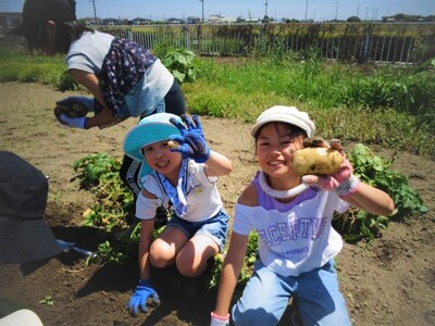 ジャガイモを持っている子