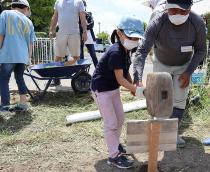 看板打ち付け中