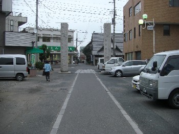 寺前の商店街（聖天山）風景