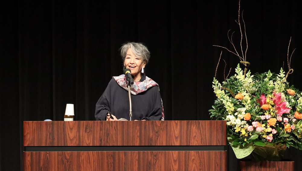 講師　落合　恵子さん　講演会の様子の写真