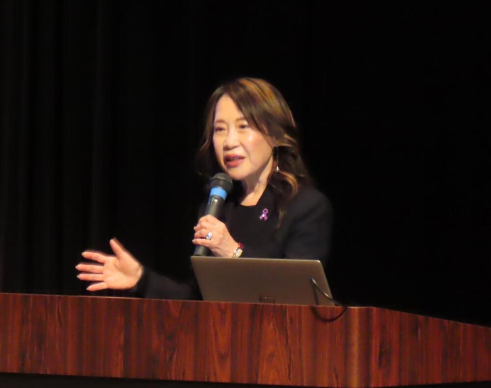 講師　海原　純子さん　講演会の様子の写真