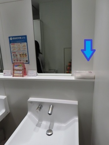 市役所本庁舎4階の女子トイレ個室内の設置状況の写真