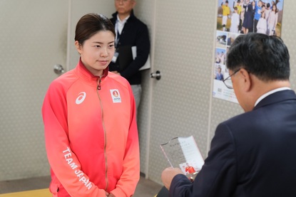 表彰盾を贈呈する様子