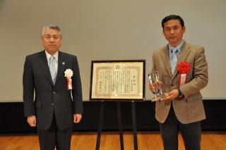市長から佐々木監督に表彰状とトロフィーを贈呈