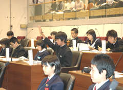 挙手をして質問に臨む子ども議員の写真