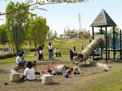 別府沼公園遊具で遊ぶ子供たち