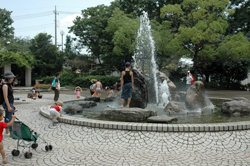 中央公園で水遊び