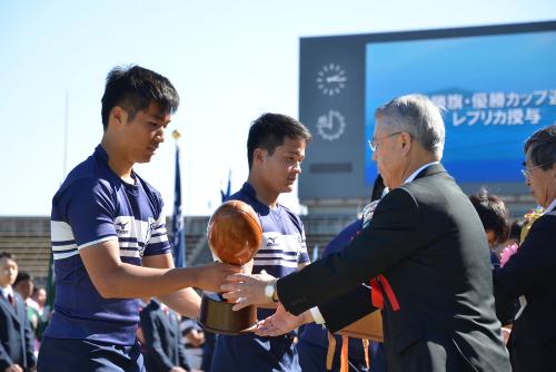 前回優勝の桐蔭高校からのカップの返還