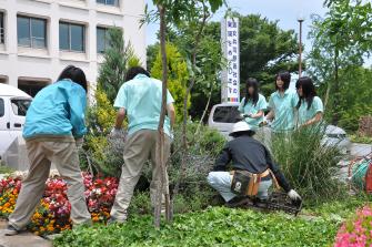 生徒みんなで作業中