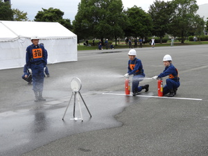 消火器を使用している写真