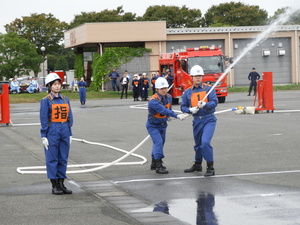 屋内消火栓を使用している写真