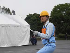 屋内消火栓を使用している写真