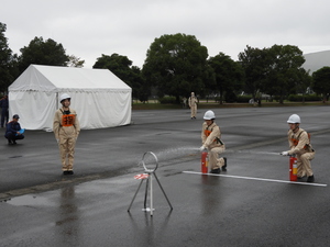 消火器を使用している写真
