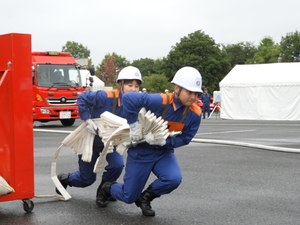 屋内消火栓を使用している写真