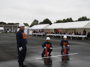 消火器を使用している写真