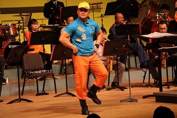 音楽隊のマッスルお兄さん登場