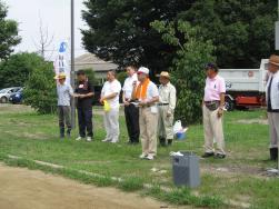 育樹祭開会式であいさつをする市長