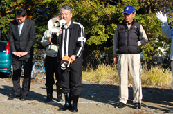 あいさつをする富岡市長